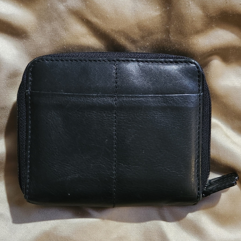 Women's Crossroads Black Leather Zip Wallet